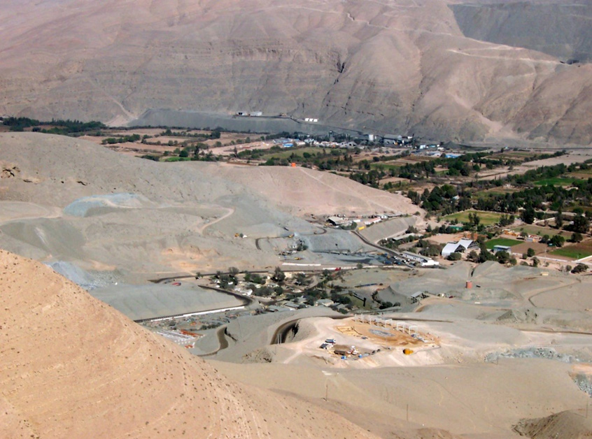 A Copiapo-folyó termékeny völgye az altalajkincsekben gazdag Atacama törésrendszer csapásirányában. Előtérben a Punta del cobre és a Carola bányaterületek. 