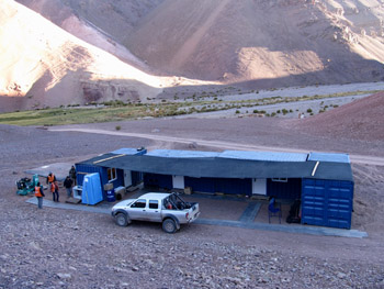 A geológus csapat táborhelye 3200 m tengerszint feletti magasságban a Quebrada Aguas Blancas völgyében a Pasto Redondo nevű hely közelében