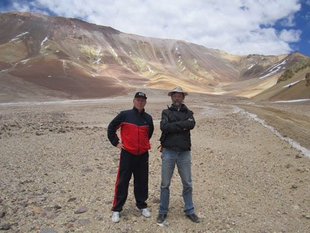 Valdman István és Szakács Sándor geológusok az Anfiteatro nevű katlan előterében, a Jotabeche vulkán közelében