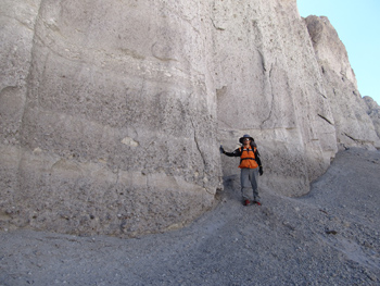 8.	Sziklafal össze-nem-sült piroklasztár üledék sorozattal a Quebrada Cajoncito északi oldalában.