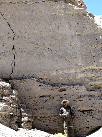 9.	Összesült piroklasztár üledék (ignimbrit) a Quebrada Cajoncito déli oldalában sziklafalban. A vizszintes lapos üregek erózió által kimosott ellapitott horzsakő-klasztok (fiammék) nyomai.